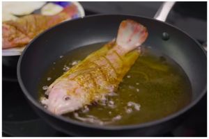 Tak perlu jahe atau jeruk nipis, ini trik goreng ikan agar tak bau amis andalkan 1 bahan makanan