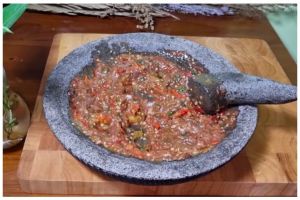 Tanpa perlu diulek, begini trik bikin sambal tomat agar warnanya cerah dan antibasi