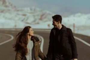 120 Contoh pertanyaan menarik untuk pacar, bangun ikatan kuat