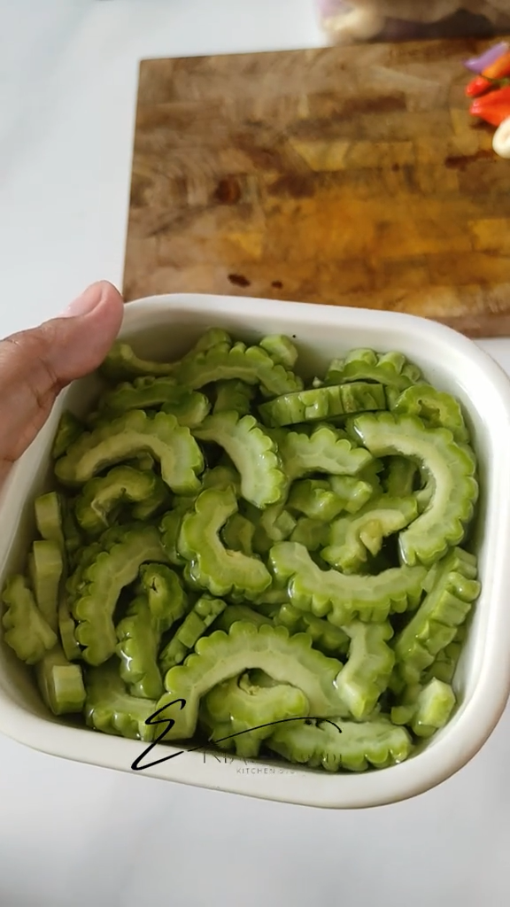 Cara ampuh hilangkan rasa pahit pare dengan satu bahan dapur, tak perlu diremas garam lagi