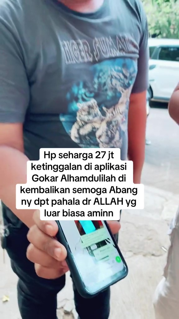 Momen driver taksi online kembalikan HP puluhan juta penumpang yang tertinggal ini tuai perdebatan