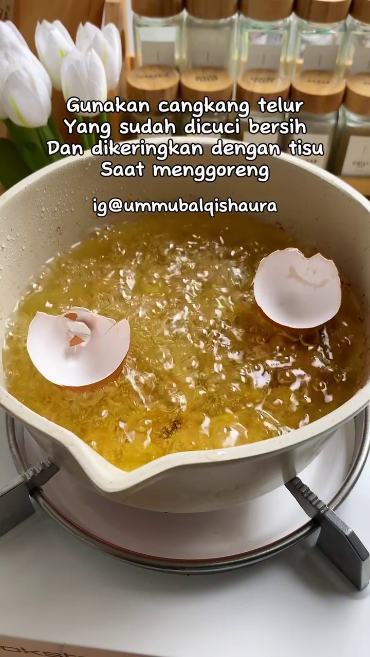 Bukan pakai bawang putih, ini trik menggoreng makanan agar minyak tidak kotor, berbusa, dan bau