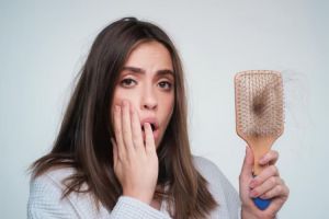 Tanpa beli tonic mahal, trik bikin hair mist atasi rambut rontok ini cuma andalkan 2 bahan alami