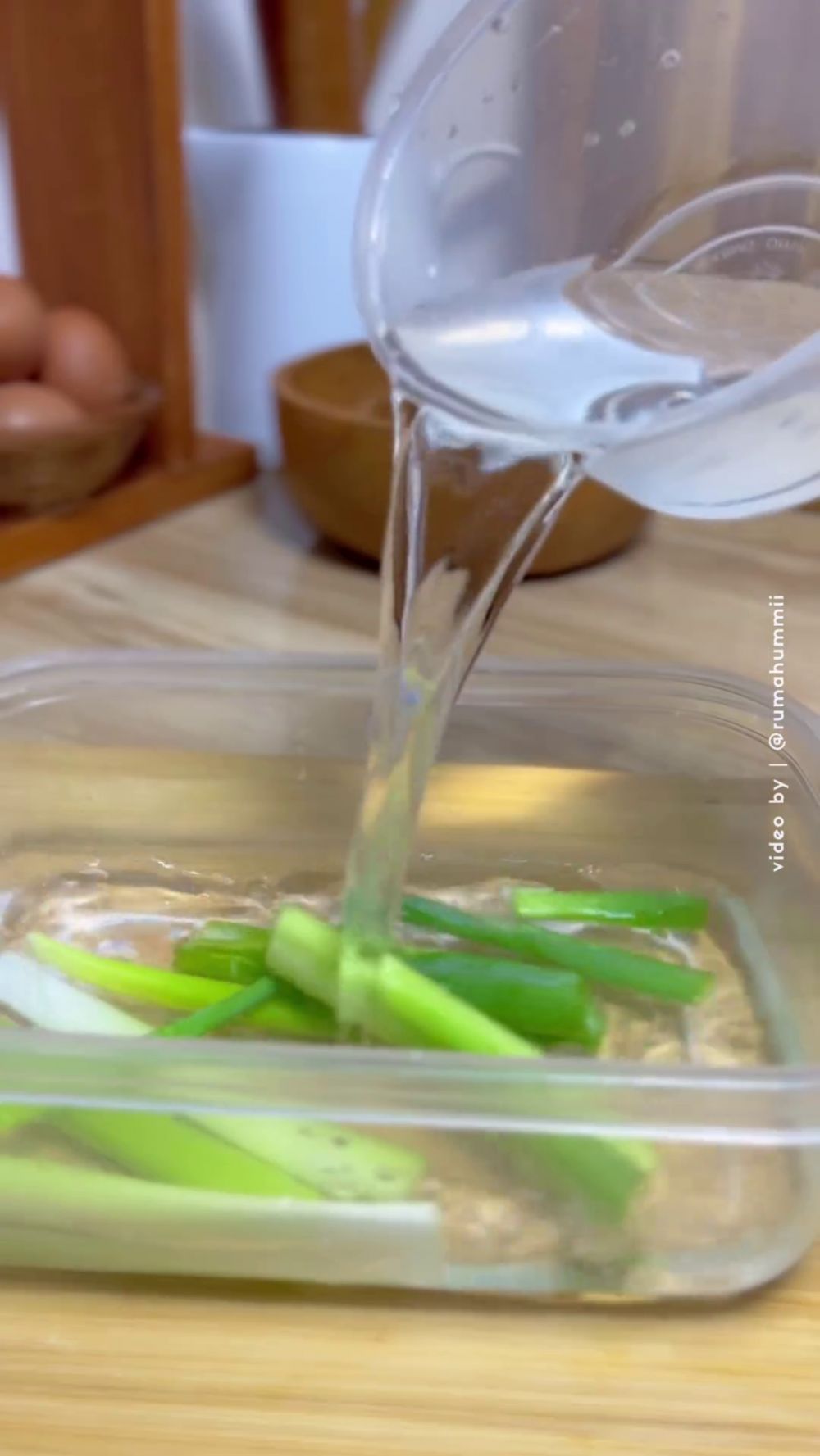Tanpa dibekukan, ini cara simpan daun bawang agar tetap hijau segar dan tidak busuk hingga 2 minggu