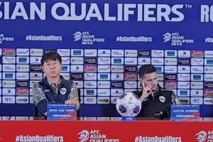 Hujan, rumput GBK, dan belum bisanya Shin Tae-yong berbahasa Indonesia