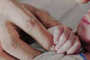 15 Arti mimpi melahirkan anak laki-laki, simbol kekuatan