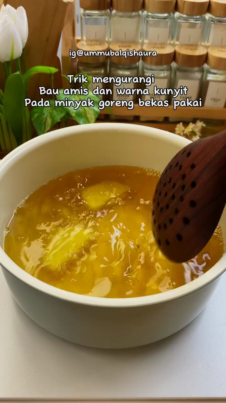 Trik mengurangi bau amis dan warna kuning kunyit pada minyak goreng bekas, ampuh pakai 1 bahan dapur