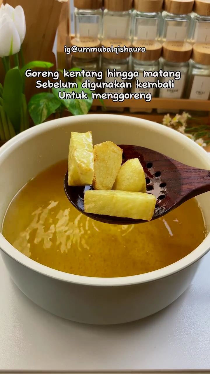 Trik mengurangi bau amis dan warna kuning kunyit pada minyak goreng bekas, ampuh pakai 1 bahan dapur