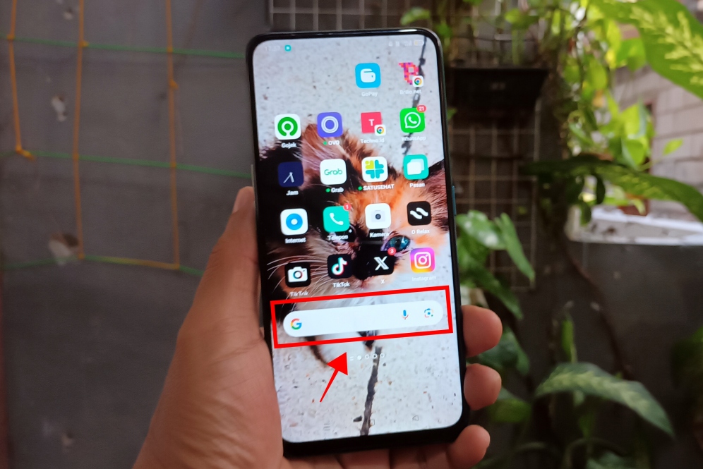 Cara menambahkan atau menghapus bilah pencarian Google dari layar beranda ponsel cerdas Android