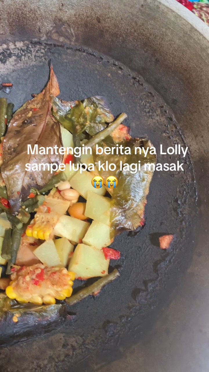 Asyik mantengin berita Lolly, momen emak-emak lagi masak sayur asem ini endingnya kocak