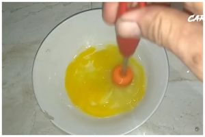 Warganet ini sulap gagang sutil patah jadi alat pengaduk telur, kreatif cuma pakai 1 barang bekas
