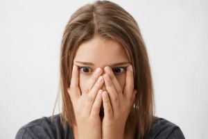 Gampang overthinking, 7 zodiak ini paling mudah cemas dan panikan