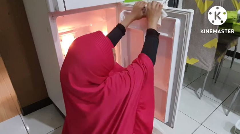 Cara bersihkan kulkas kotor dan bau dengan modal Rp 7.000, kinclong seperti baru