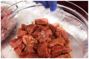 Trik marinasi daging sapi agar empuk tanpa nanas atau daun pepaya, cukup tambah 2 bahan dapur