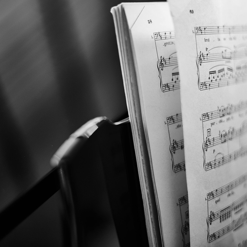 Sebutkan dan jelaskan macam-macam interval berdasarkan cara memainkannya