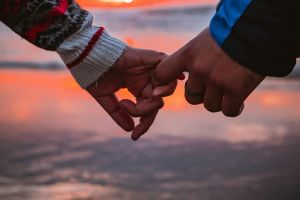 5 Arti mimpi bergandengan tangan dengan pria