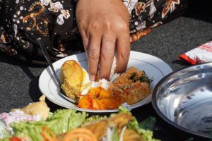 [KUIS] Ungkap watak aslimu dari cara membersihkan tangan setelah makan