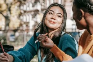 6 Zodiak paling ramah dan menebar tawa di sekitar, mampu ciptakan suasana hangat