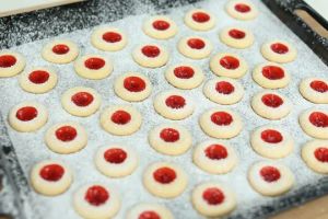 Resep thumbprint strawberry yang nikmat dan mudah dibuat 