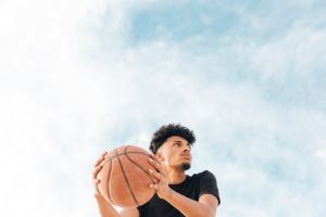 Tiga macam teknik menembak bola dalam basket dan perbedaannya