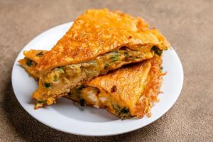 Cara membuat telur dadar sayur yang krispi dan sedap