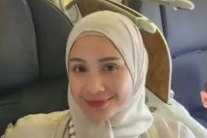 Nagita Slavina Kenakan Baju Berhiaskan Kristal Swarovski Saat Umrah