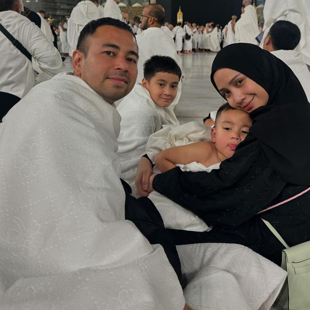 Kenakan baju berhiaskan kristal swarovski, penampilan Nagita Slavina saat umroh bikin salah fokus