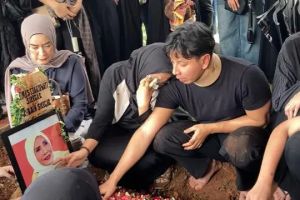 Ibunda Sonny Septian meninggal dunia, suami Fairuz A. Rafiq berusaha tegar di tengah proses pemakaman