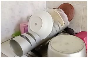 Warganet ini manfaatkan 1 barang bekas untuk bikin rak piring sederhana dan hemat tempat