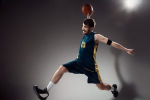Sebutkan macam macam gerak dasar permainan bola basket lengkap dengan aturannya, disertai tipsnya untu