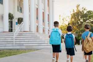 5 Contoh teks anekdot tentang fasilitas sekolah, dilengkapi strukturnya