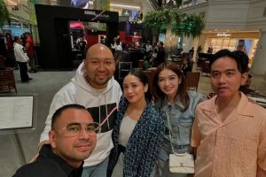 Gaya Nagita Slavina dan Selvi Ananda di pameran Didit Hediprasetyo