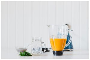 Trik gampang hilangkan bau tidak sedap di blender material kaca, cukup pakai 1 sampah dapur