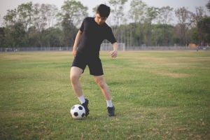 Sebutkan macam-macam dribbling dalam sepak bola dan fungsinya, disertai aturan dasar