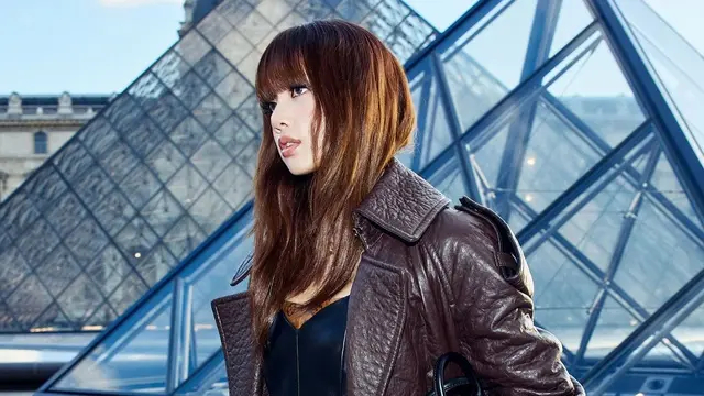 Lebih mahal dari Labubu, harga gantungan tas Lisa BLACKPINK di Paris Fashion Wee bikin k ini  melongoo