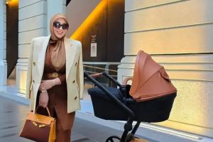 Tas Hermes selalu jadi andalan, momen Syahrini momong baby R ini gayanya bak sosialita sejati