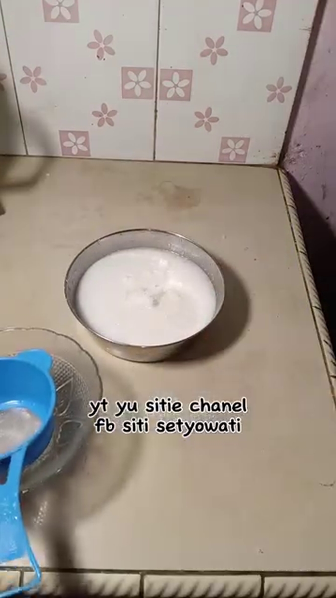 Trik memeras santan dari kelapa parut beku agar tetap kental dan tak pecah saat dimasak