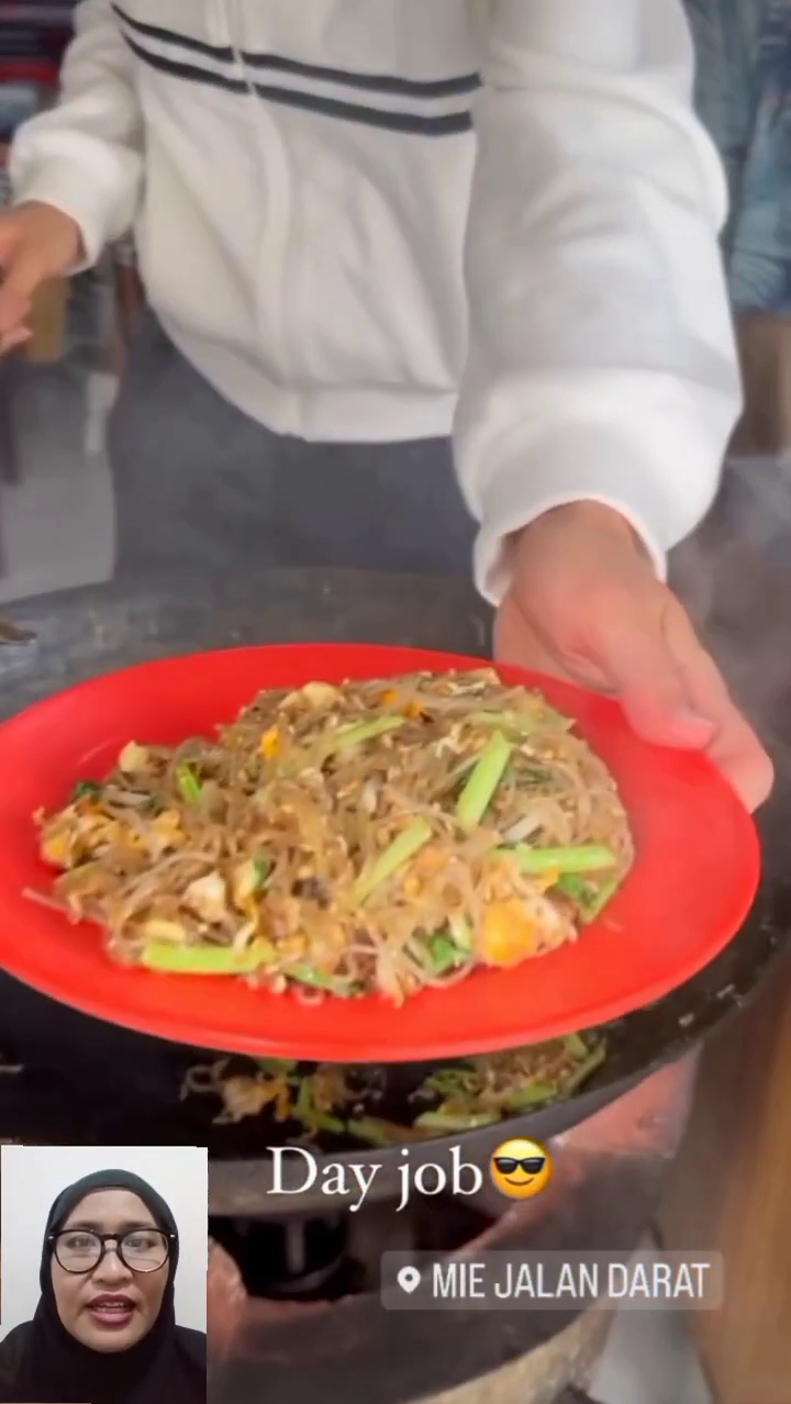 Pamer kemampuan masak, gaya Raline Shah bikin mi goreng pakai kacamata hitam hasilnya tak terduga
