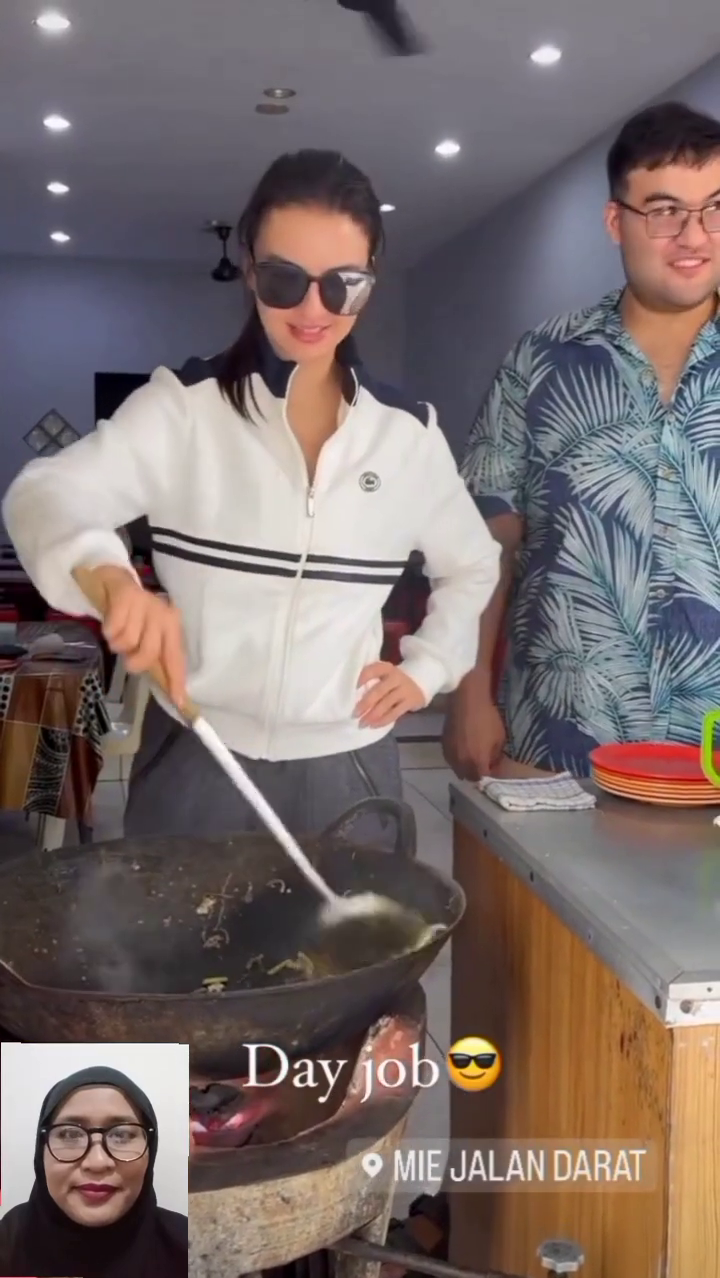 Pamer kemampuan masak, gaya Raline Shah bikin mi goreng pakai kacamata hitam hasilnya tak terduga