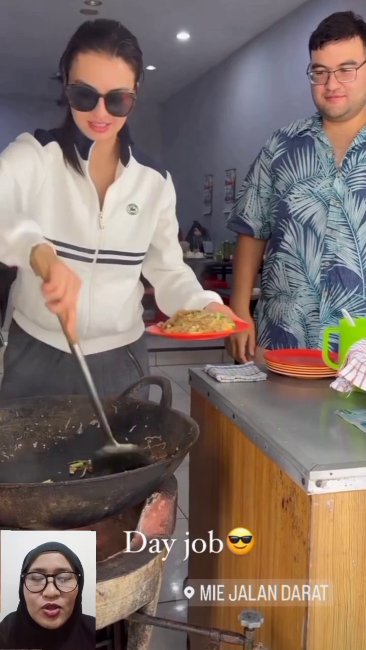 Pamer kemampuan masak, gaya Raline Shah bikin mi goreng pakai kacamata hitam hasilnya tak terduga