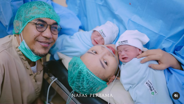 Momen Mpok Alpa perlihatkan wajah bayi kembarnya, nama sang anak bikin salah fokus