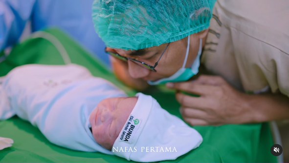 Momen Mpok Alpa perlihatkan wajah bayi kembarnya, nama sang anak bikin salah fokus