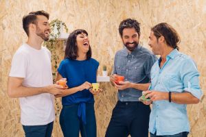 Contoh teks anekdot dialog 4 orang lengkap dengan pengertian dan formatnya