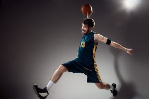 Sebutkan macam-macam passing dalam permainan bola basket, disertai tips bermain bagi pemula