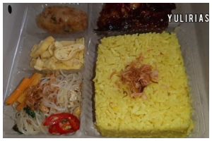 Bukan ditambah mentega, ini trik bikin nasi kuning agar terlihatu cantik berkilau dan tak mudah basi