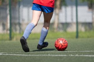 Sebutkan macam-macam teknik mengontrol bola, pahami tips mudah bagi pemula