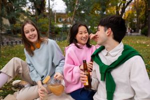 5 Contoh teks anekdot yang lucu dan singkat tentang sahabat, pahami definisi dan formatnya