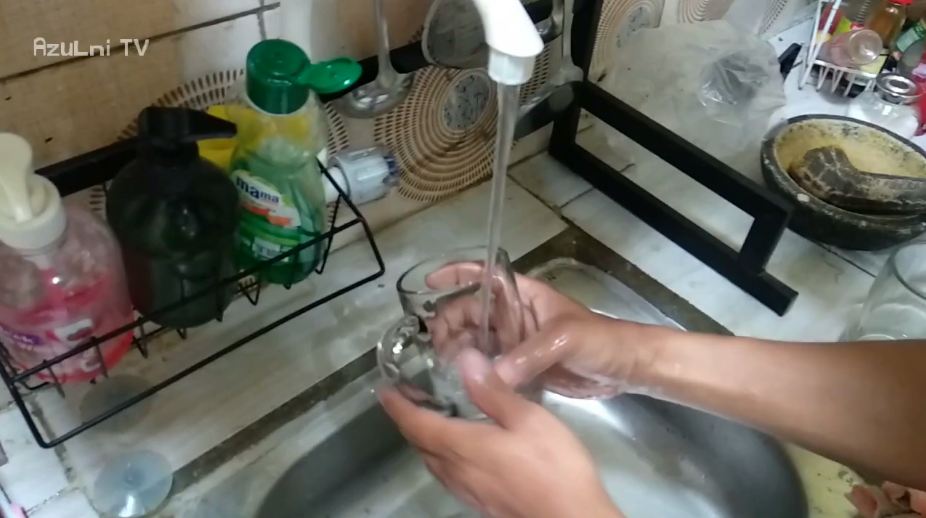 Cara efektif membersihkan gelas kusam agar kembali bersih dan kinclong