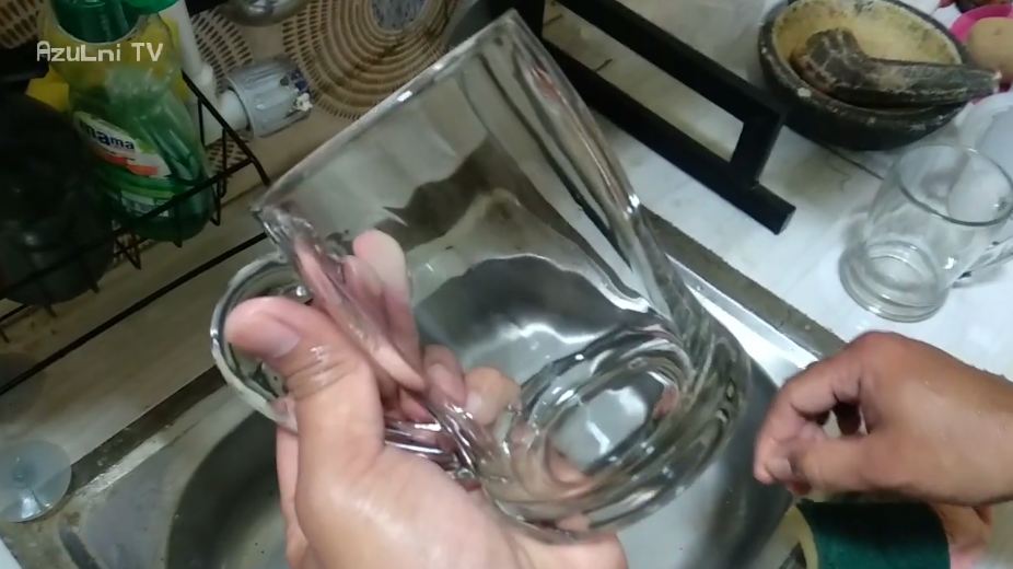 Cara efektif membersihkan gelas kusam agar kembali bersih dan kinclong