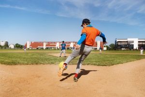 Sebutkan macam-macam teknik sliding pada softball lengkap dengan peraturan resminya
